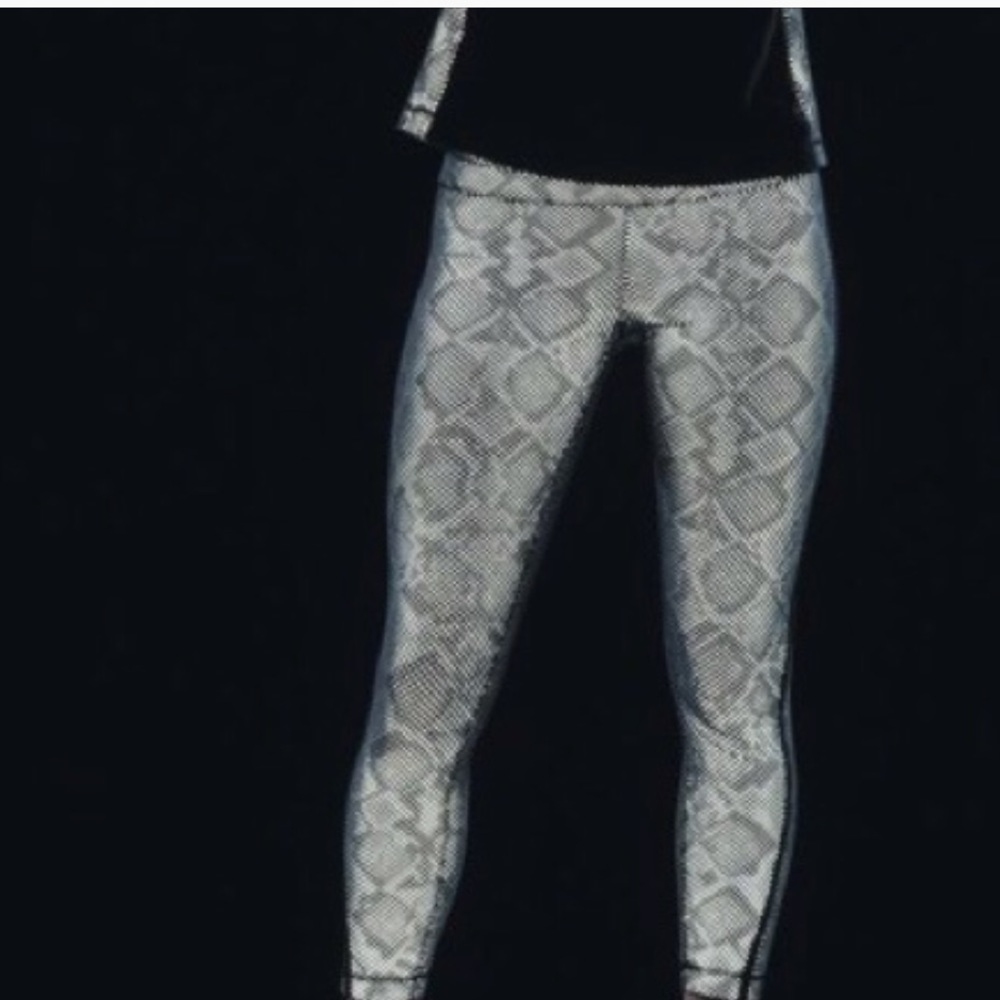 Lululemon pace tight